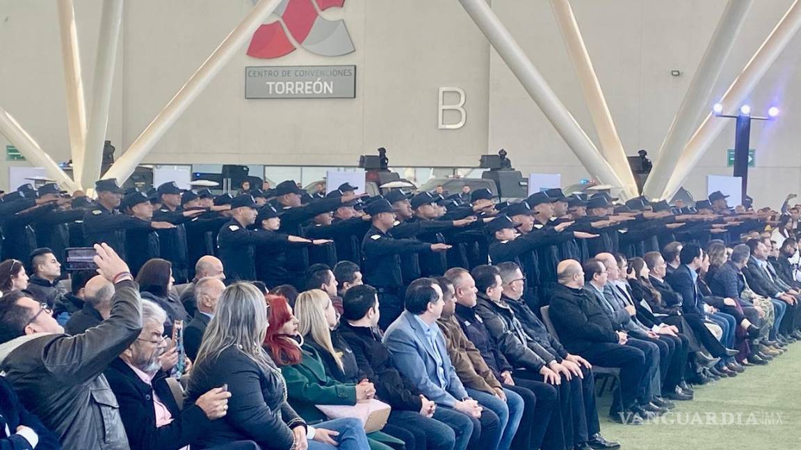 $!Manolo Jiménez toma protesta a los nuevos elementos de seguridad en una emotiva ceremonia en Torreón.