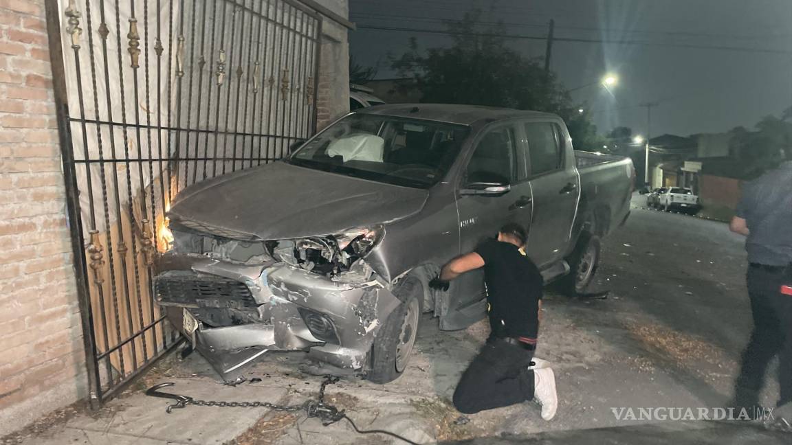 Camioneta choca con taxi y se proyecta contra una casa, en Saltillo