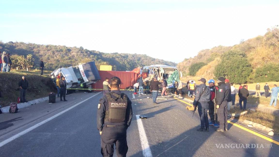 Chocan tráiler y autobús en carretera de Michoacán; deja 18 lesionados y dos muertos