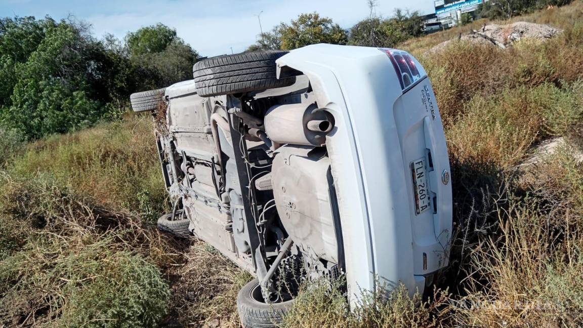 Vuelcan por conducir a exceso de velocidad, en Saltillo