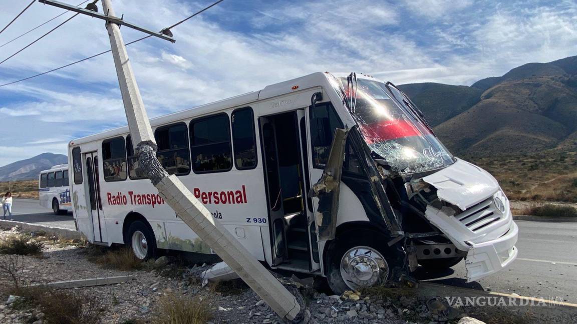 Chofer de transporte de personal se duerme y choca contra poste en Saltillo