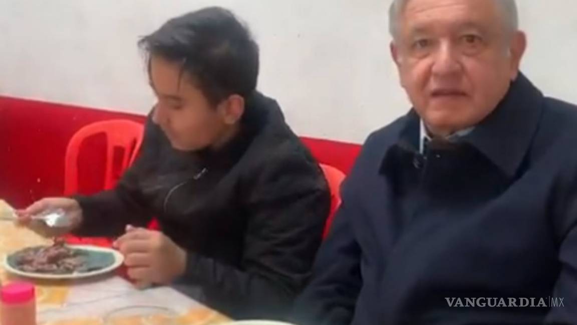 ‘Esta barbacoa rifa’: López Obrador hace escala en Tulancingo para desayunar