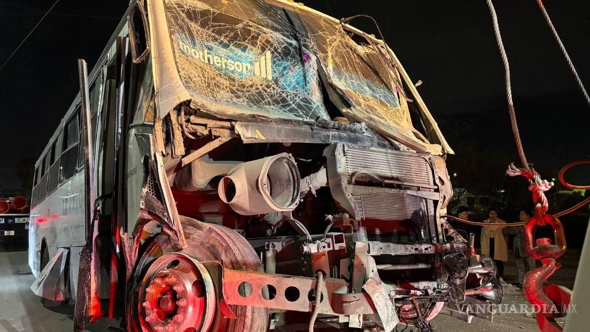 $!Vecinos salieron de sus viviendas tras escuchar el fuerte impacto y reportaron el hecho a las autoridades.