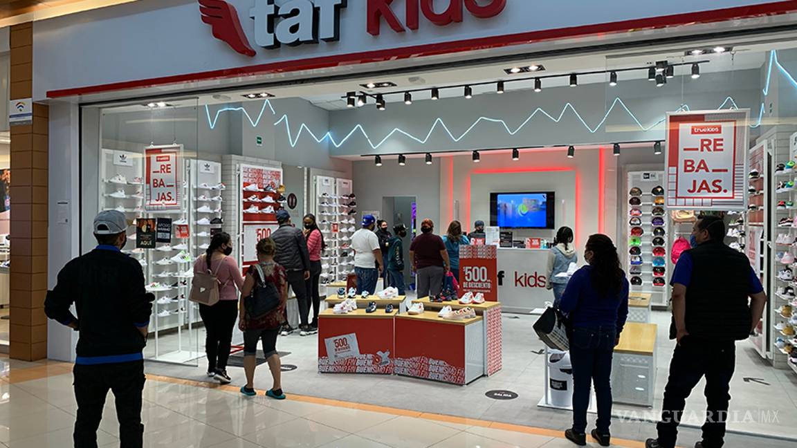 $!Salen saltillenses 'en estampida' a compras del Buen Fin, sin respetar las medidas de sanidad