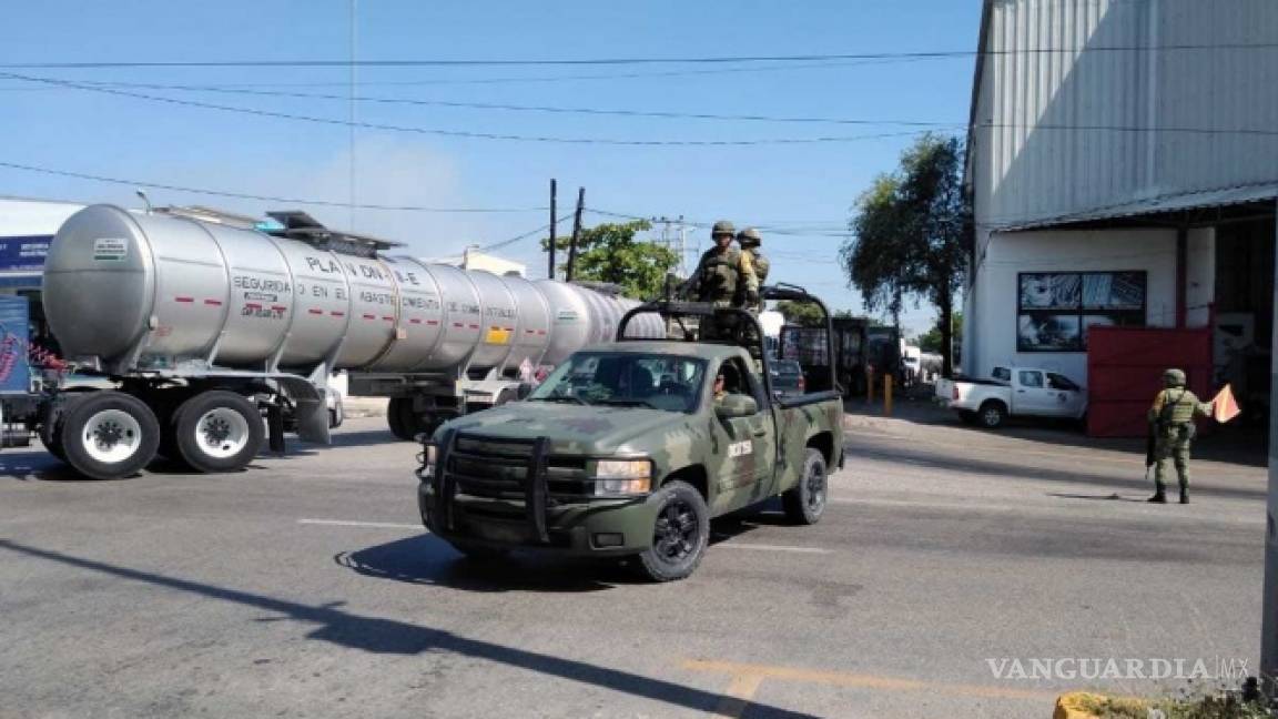 Escoltan militares 49 autotanques en Tabasco