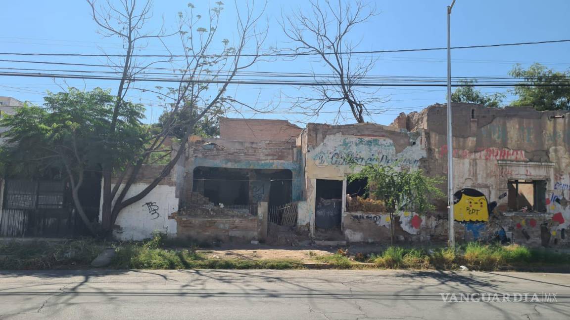 $!Ruinas. Así luce la casa de la privada “Manolín”, por la avenida Allende, a espaldas del Teatro Isauro Martínez, donde vivió de niña Carmen Salinas.
