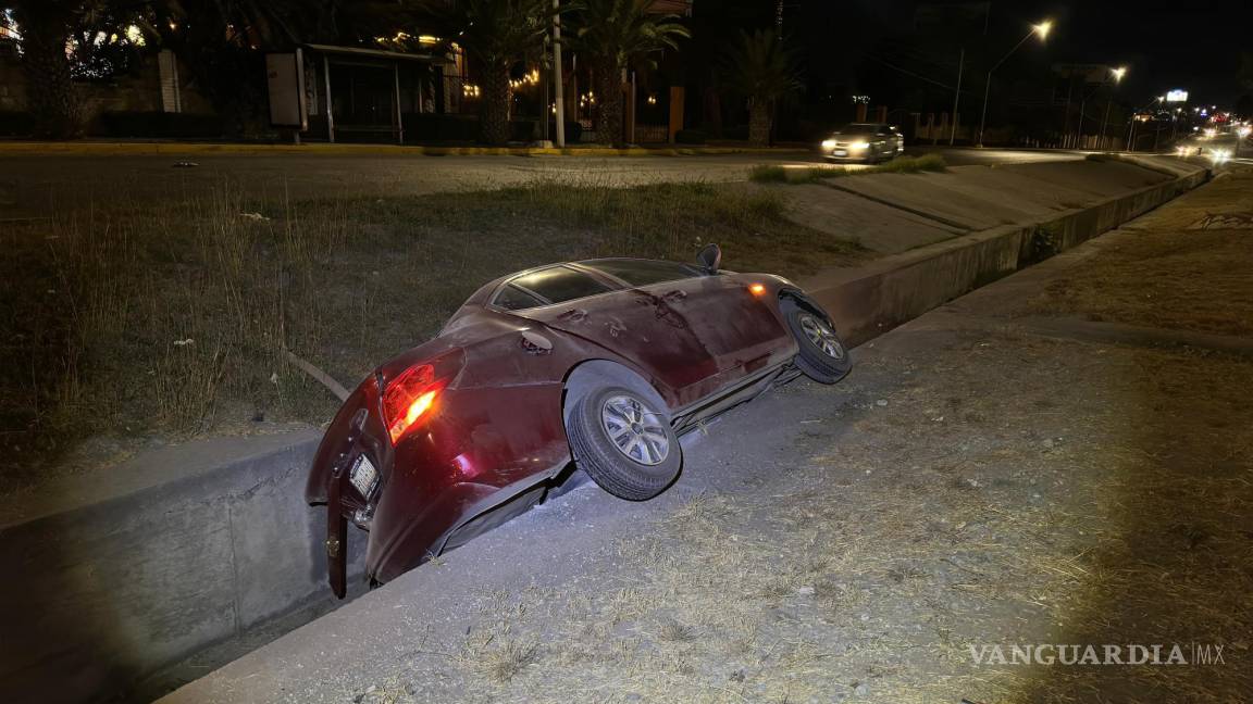 Choca por alcance y proyecta auto al interior de un canal pluvial, al oriente de Saltillo