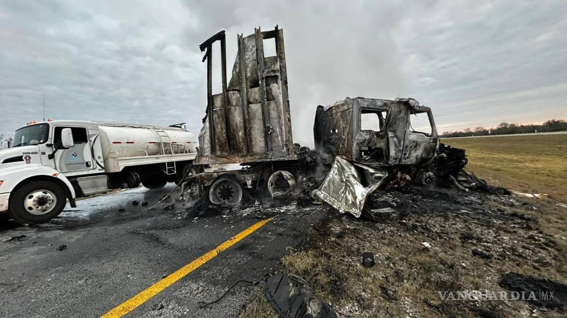 Cierran autopista Laredo-Monterrey por choque e incendio de tráileres