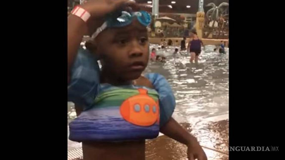 Niño busca sus gafas de nadar que lleva en la cabeza (Video)