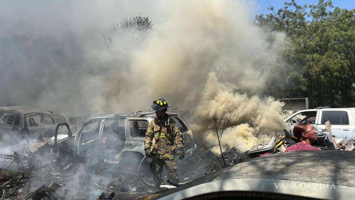 Devastador incendio arrasa con yonke en Frontera, Coahuila