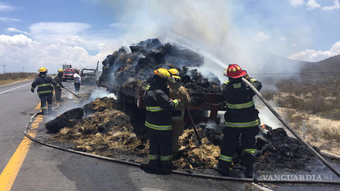 $!Se incendia trailer en la carretera a Monclova