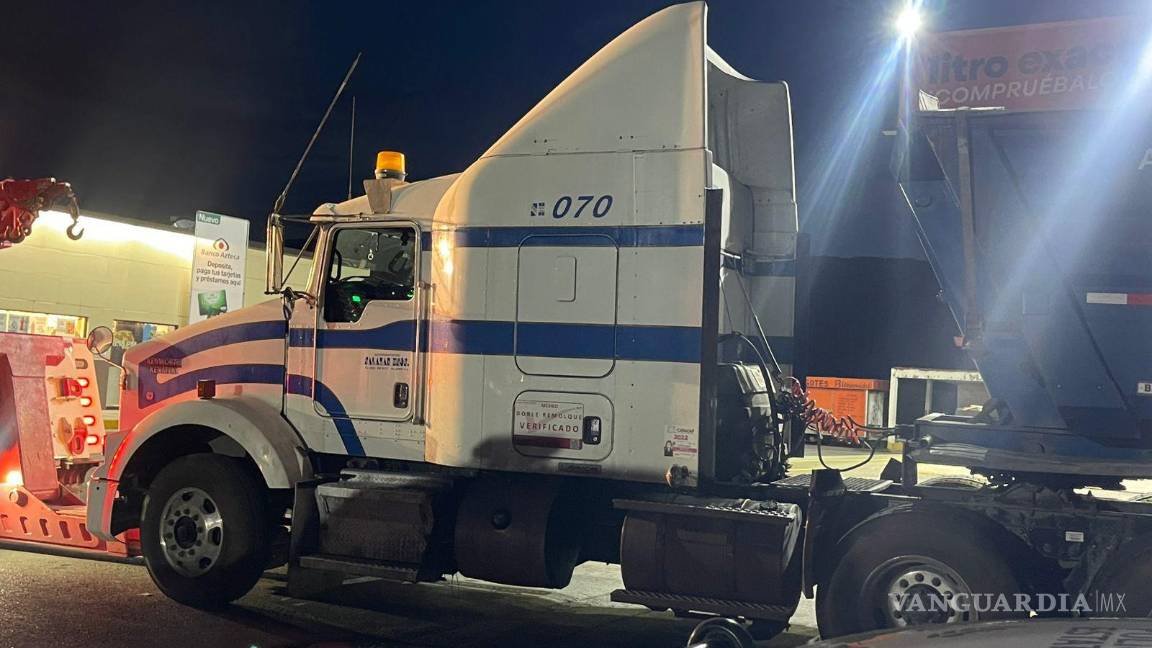 $!La Policía Estatal localizó el tractocamión robado en el kilómetro 17 de la carretera federal No. 40 Saltillo-Torreón.