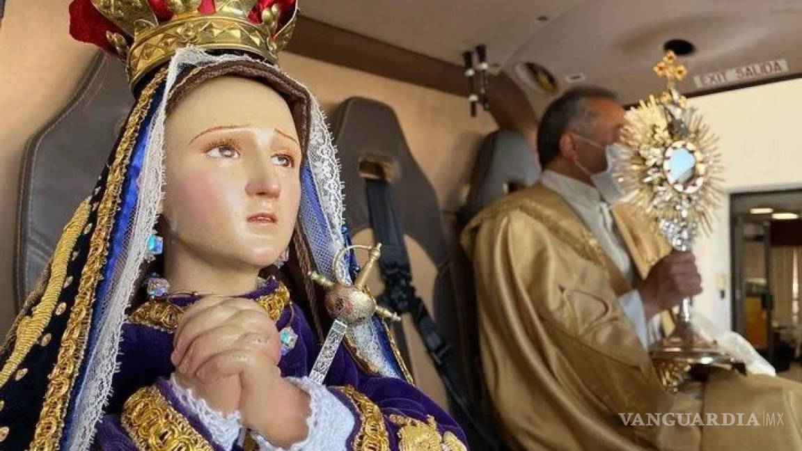 ¿Cuál crisis?... Obispos, sacerdotes y la Virgen de los Dolores lanzan bendiciones desde helicópteros y avionetas (video)