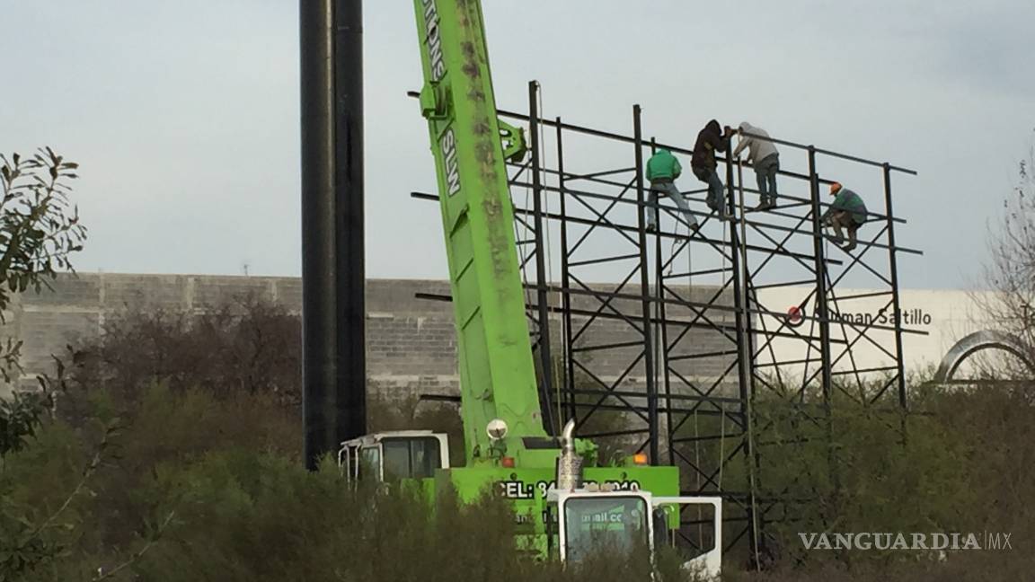 $!Aprovechan asueto para montar espectaculares en Saltillo