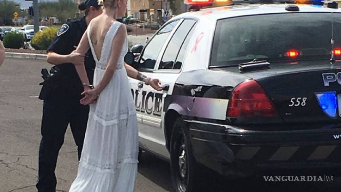 Novia es arrestada por chocar de camino a su boda