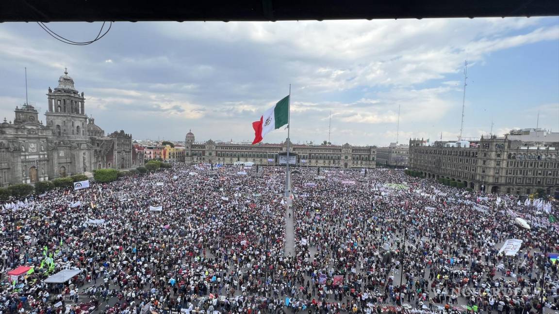 Simpatizantes de la 4T colapsan Zócalo: Llega AMLO a mitin por Aniversario de la Expropiación Petrolera