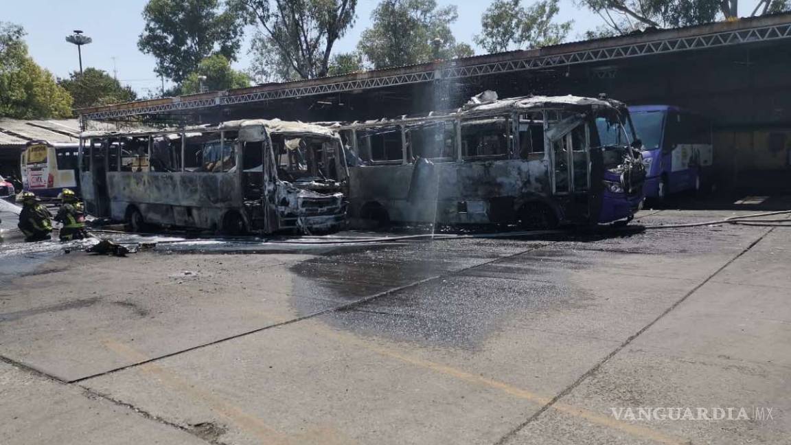 Incendio deja 12 camiones quemados en Coyoacán