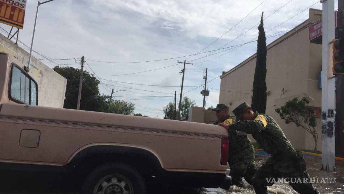 $!Lluvia moviliza a Bomberos, Protección Civil y Ejército en Torreón