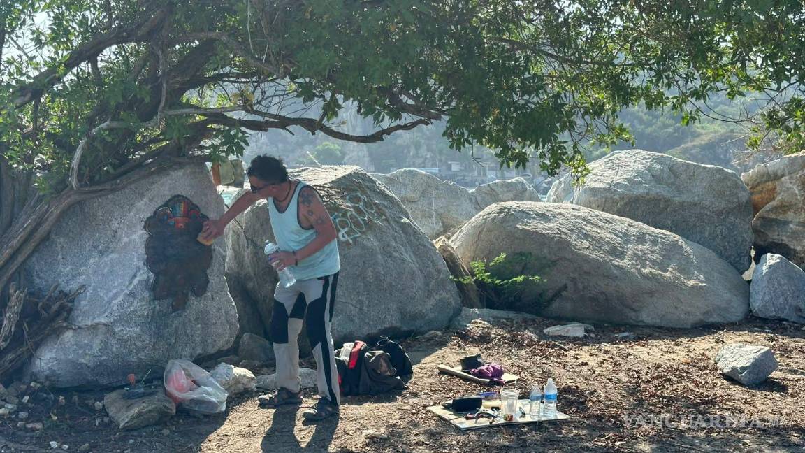 $!El artista plástico David Gerstein realizando una obra usando como lienzo una piedra.