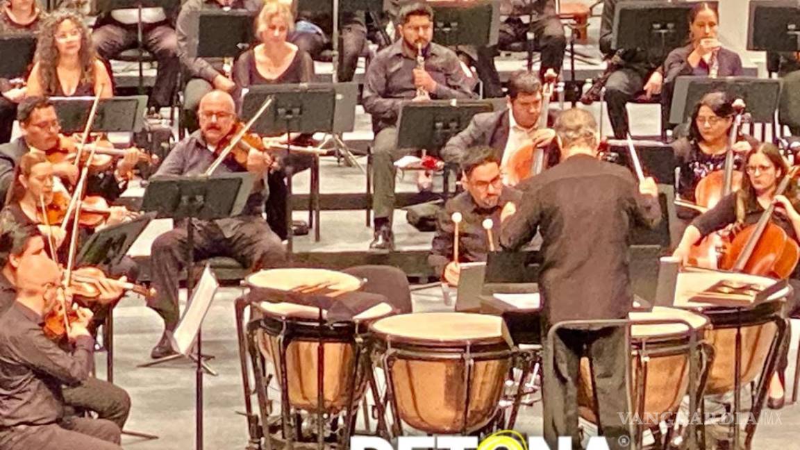 Del rincón en el fondo de la orquesta, al frente del escenario