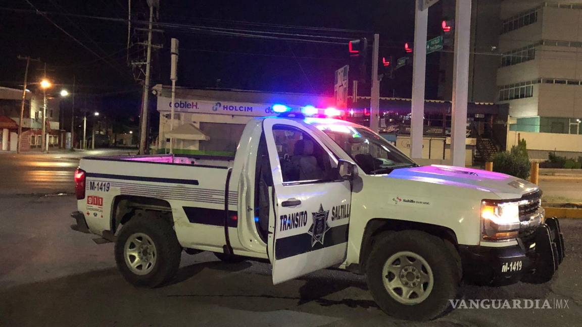 Auto fantasma arrolla a dos jóvenes en el V. Carranza de Saltillo; terminan con lesiones leves