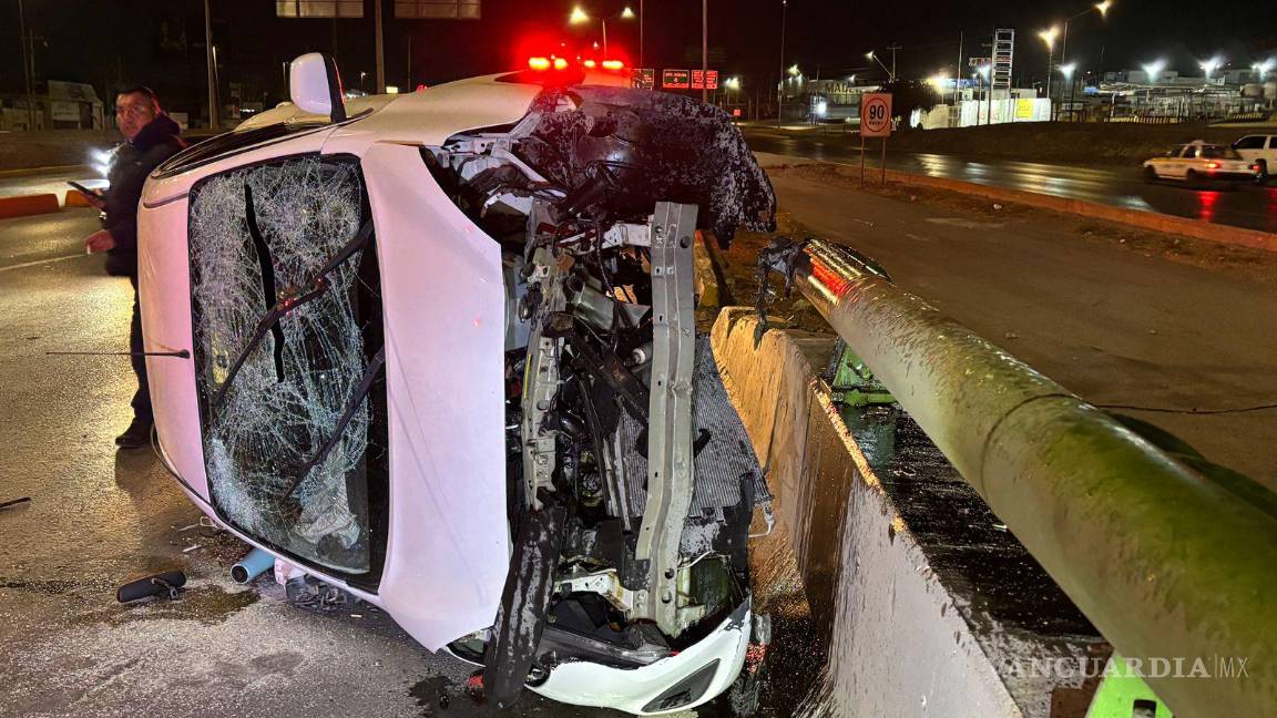 $!El vehículo quedó volcado sobre su costado derecho tras perder el control y estrellarse contra la barra de contención.
