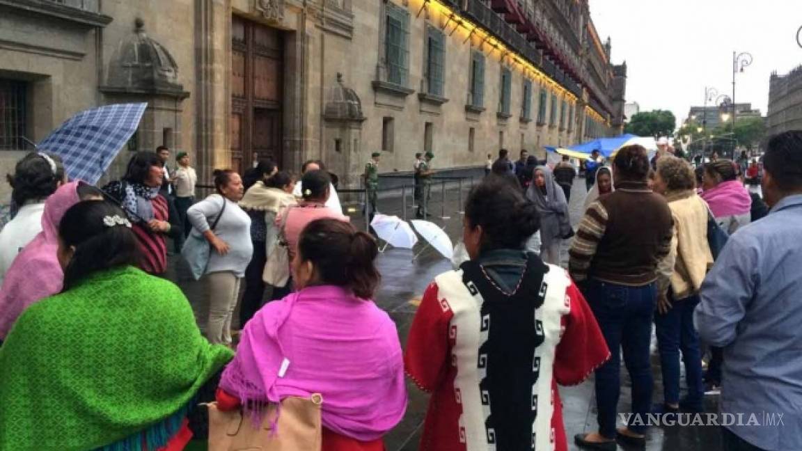 Maestras de Tabasco protestan por descuentos de $400 y $500