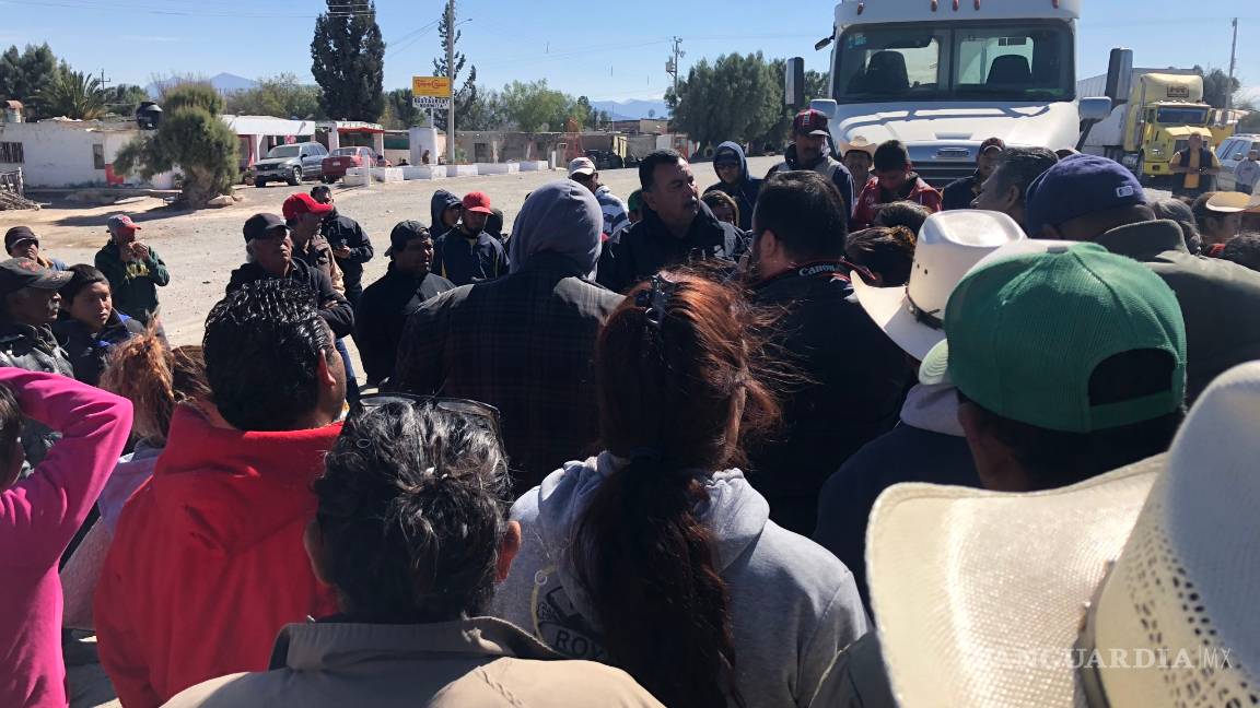 $!Caos por 6 horas en autopista de Coahuila; 200 campesinos bloquean vías para exigir cierre de basurero tóxico