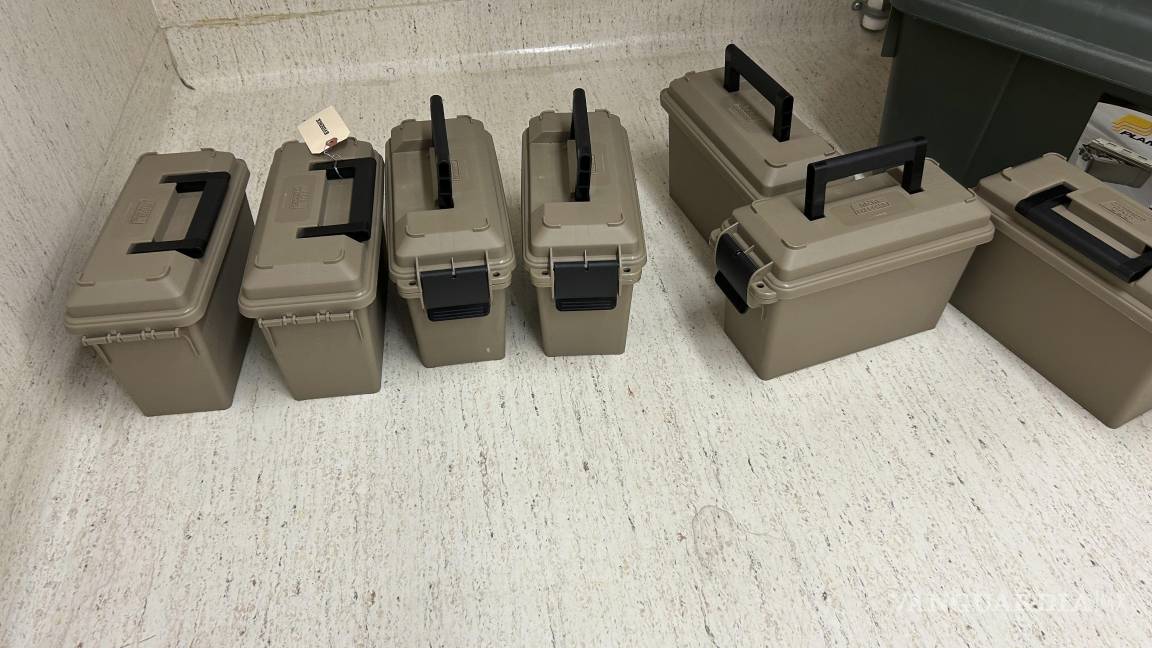 $!Cajas con armas. También se encontraron pistolas sin asegurar en toda la casa, declaró la jefa policial Carly Cappetto en un comunicado de prensa.
