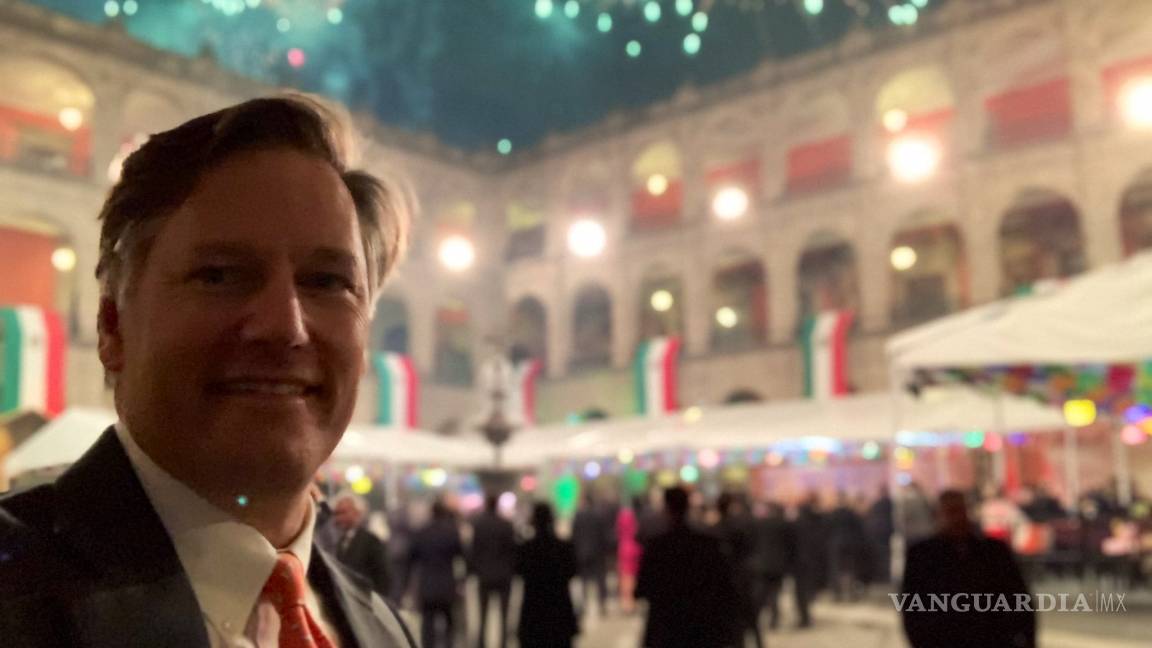 Embajador Landau acude a festejos patrios en Palacio Nacional y lo presume en redes