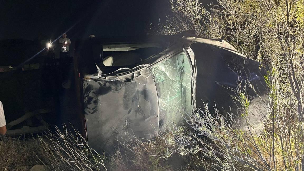 $!Vecinos del sector alertaron a las autoridades tras escuchar el estruendo de la volcadura.