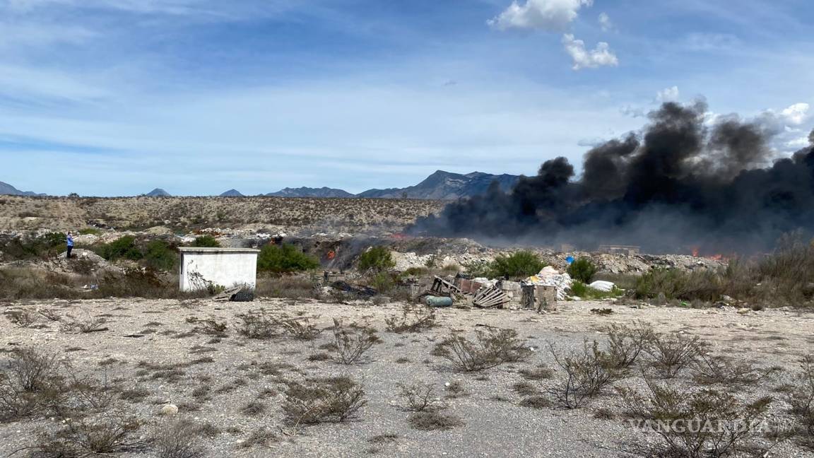 Incendio en tiradero clandestino moviliza a las autoridades de Ramos Arizpe