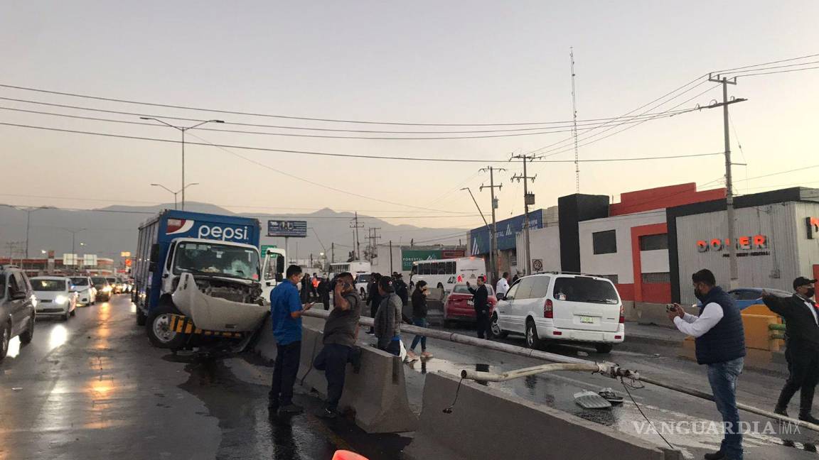 $!El conductor fue trasladado a un hospital en calidad de lesionado.