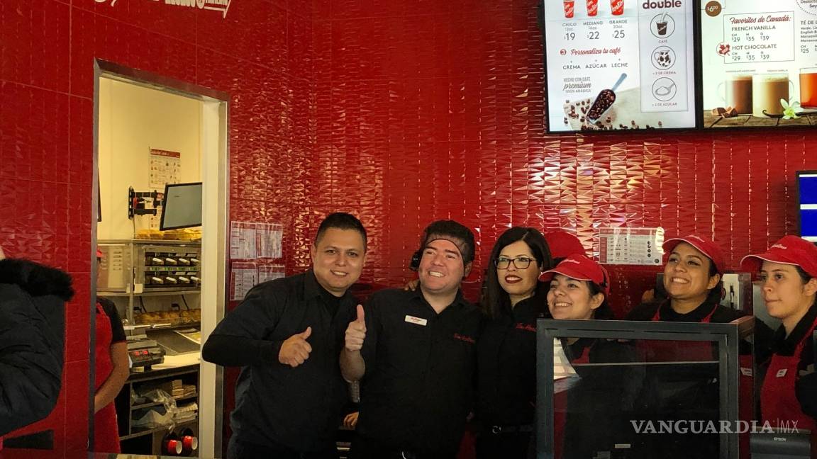$!Con -4 grados, hacen fila fuera de Tim Hortons desde las 6:30 am en Saltillo