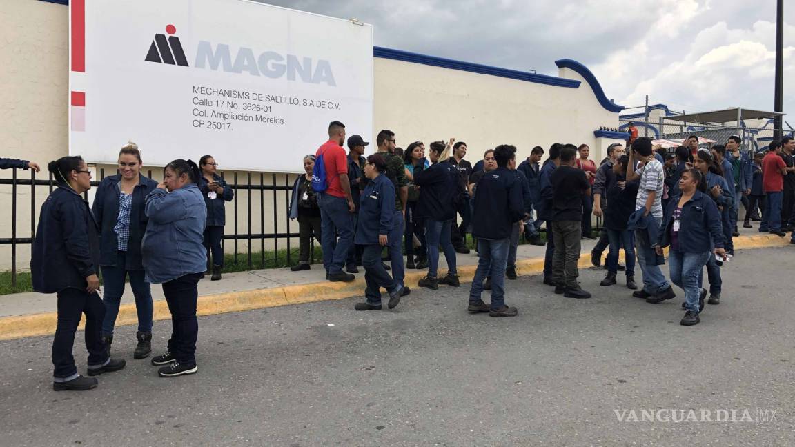 Trabajadores son evacuados de nave industrial de Magna en Coahuila por incendio