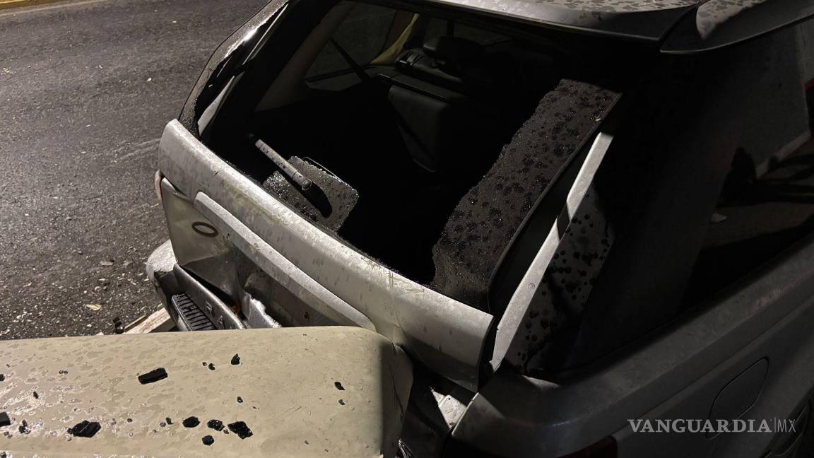 $!Elementos de Tránsito Municipal acudieron al lugar para tomar conocimiento del percance y coordinar el retiro de los vehículos.