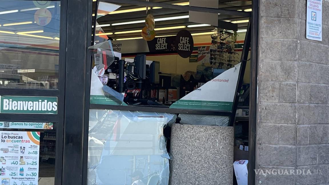 No calcula bien el espacio al estacionarse y rompe cristal de tienda con escalera metálica en Saltillo