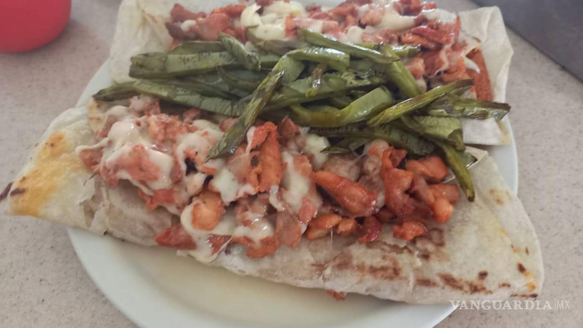 $!Brenda Jiménez nos dio su combinación favorita: “los de Cristo Vive con carnita al pastor, quesito y nopalitos”, y hasta una foto de tal manjar nos compartió.
