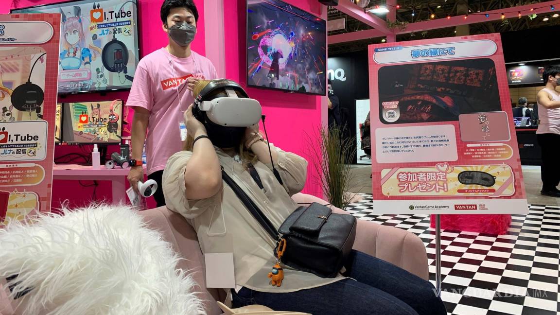 $!Una mujer prueba unos lentes de realidad virtual en la feria de videojuegos Tokyo Game Show. EFE/María Roldán