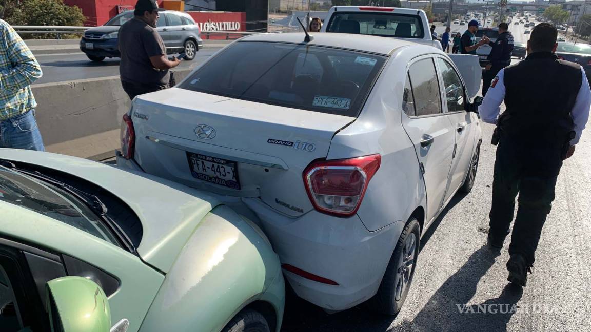 Causa carambola por ir a exceso de velocidad