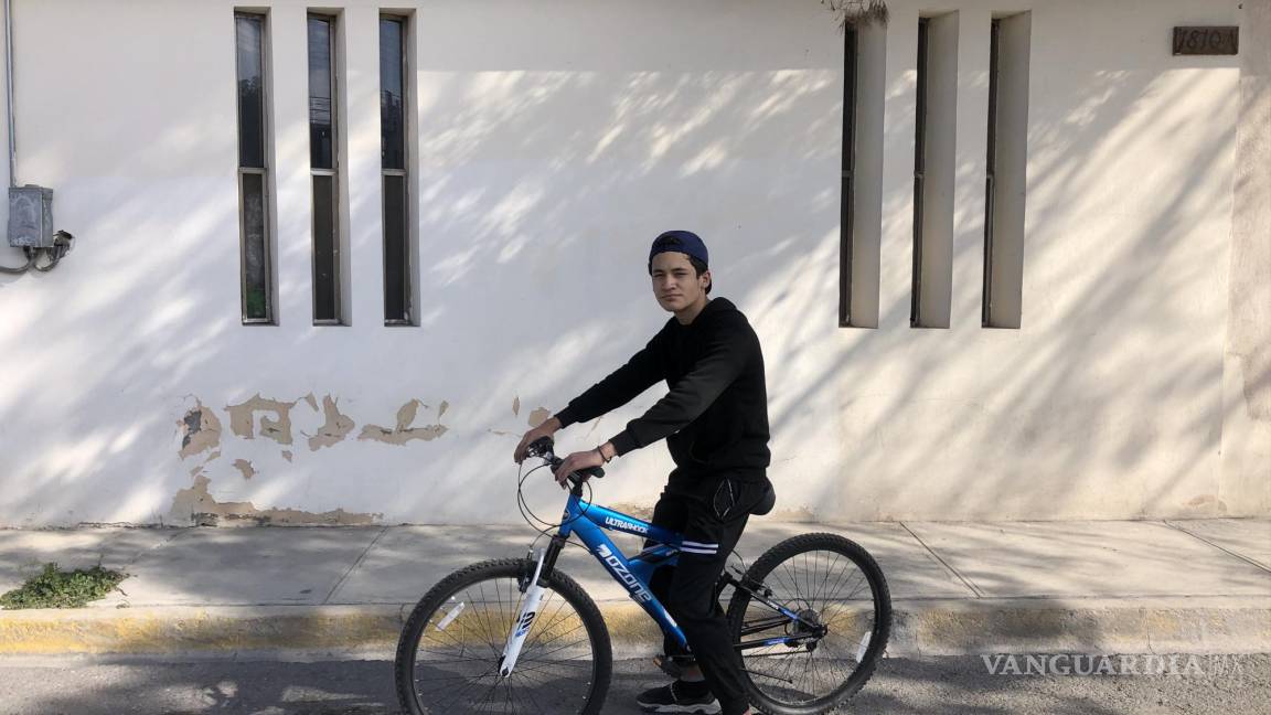 El joven inquieto que aprende responsabilidad, amistad y autonomía en bicicleta