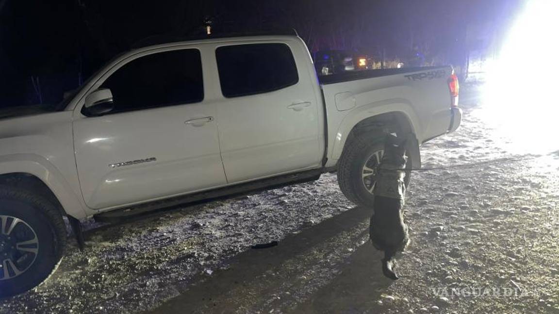 $!Una camioneta, un vehículo Grand Marquis y una motocicleta también fueron asegurados en el cateo.