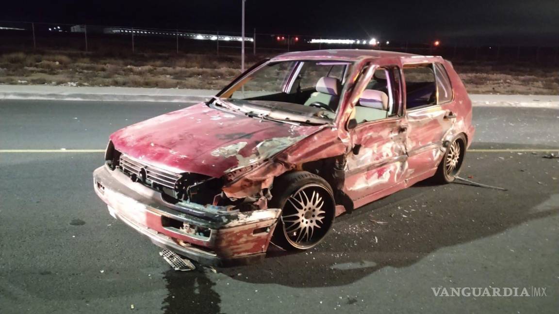 Choca, vuelca y huye: conductor provoca accidente y abandona su vehículo en Saltillo