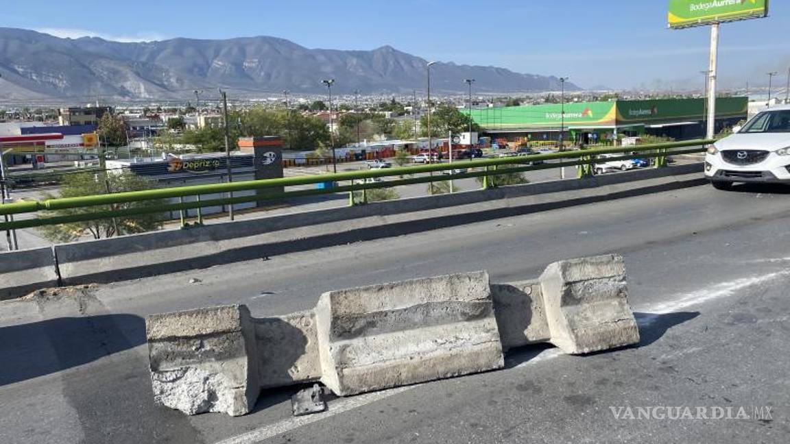 $!Una ballena de concreto quedó atravesada en los carriles contrarios tras el impacto.