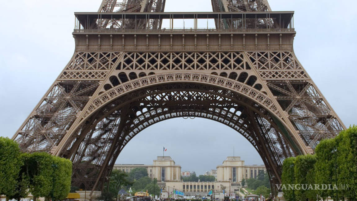 Tres jóvenes rusos evaden seguridad y escalan la torre Eiffel sin protección (Video)