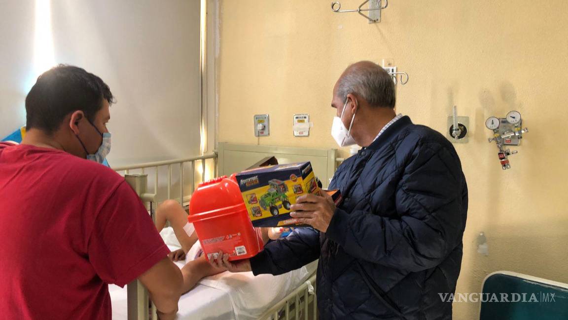 Mario Dávila lleva roscas y regalos a niños hospitalizados en área de pediatría del IMSS Monclova