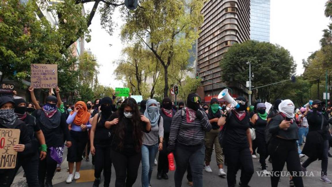 Mujeres protestan contra feminicidios e impunidad, en la CDMX