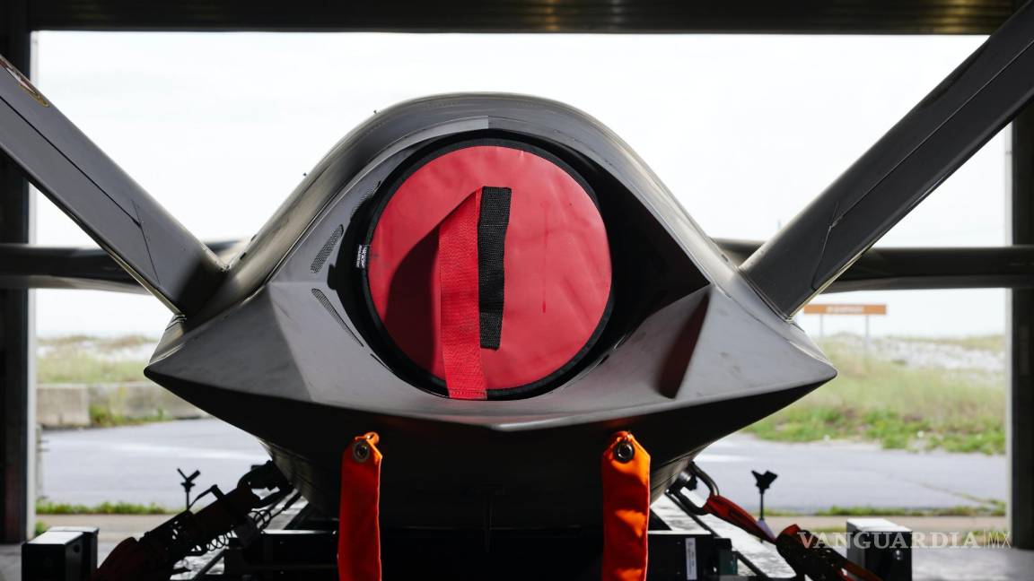 $!La parte trasera del avión de combate no tripulado experimental Kratos XQ-58 en la Base de la Fuerza Aérea de Eglin, cerca de Fort Walton Beach, Florida