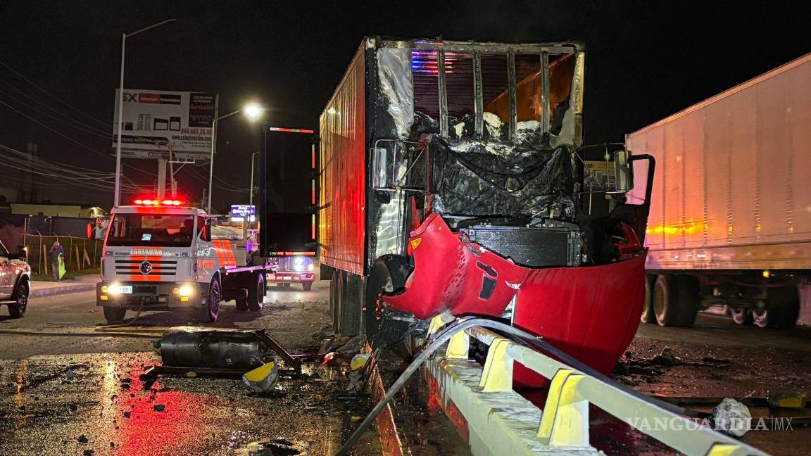 $!Bomberos de Ramos Arizpe trabajanron durante varios minutos para sofocar el incendio.