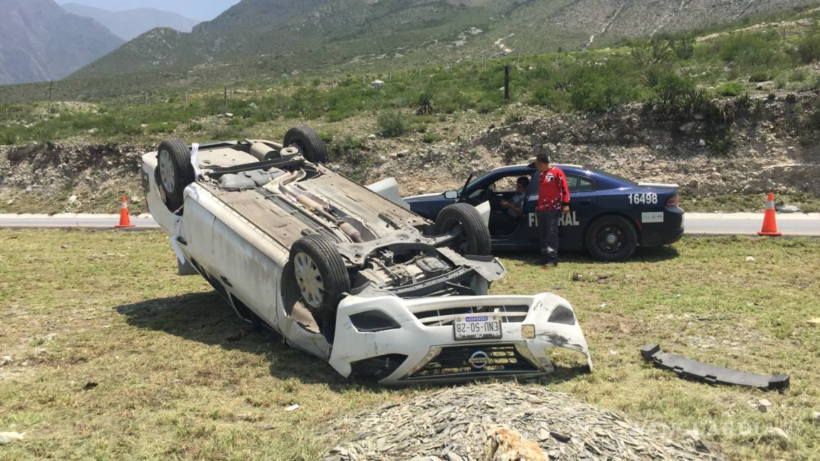 Vuelca vehículo con dos personas en la Saltillo-Monterrey evitando un choque